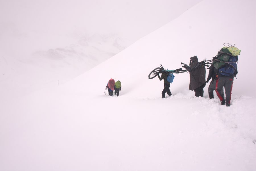 Cycling in Annapurna Circuit Tre